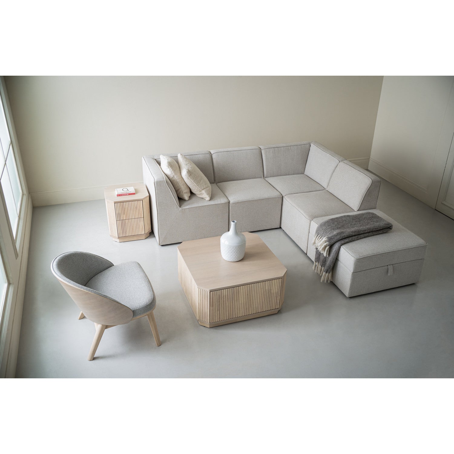 Traverese corner unit in Black colour leg, White colour Chenille fabric